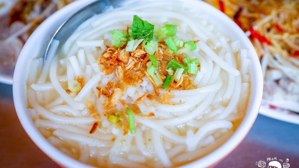 米粉湯裡面的米粉量超多，相當有飽足感，加上油蔥提味美味程度加倍！（圖片來源：陳小可的吃喝玩樂）