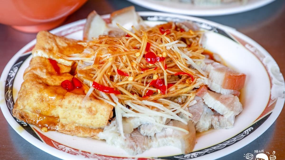 油豆腐外皮略厚，吸滿湯汁相當入味，幾乎每桌客人都有點。（圖片來源：陳小可的吃喝玩樂）