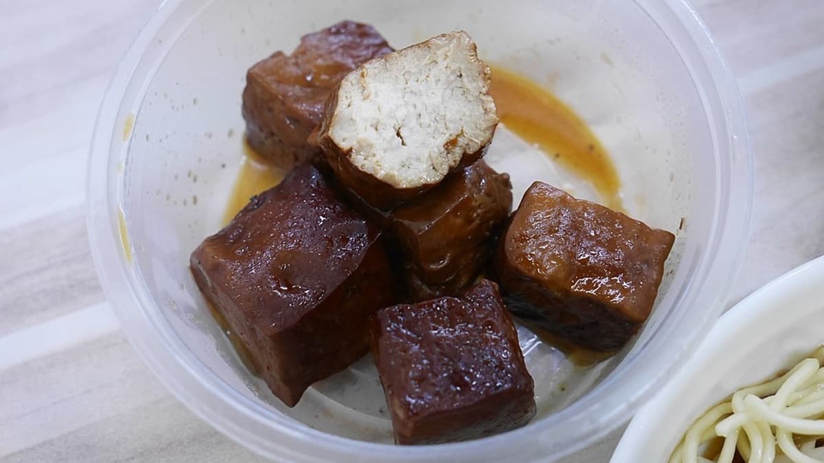 切塊的滷豆乾雖然外皮有一點硬，但八角滷汁香味還滿夠味。（圖片來源：MARUKO與美食有個約會）