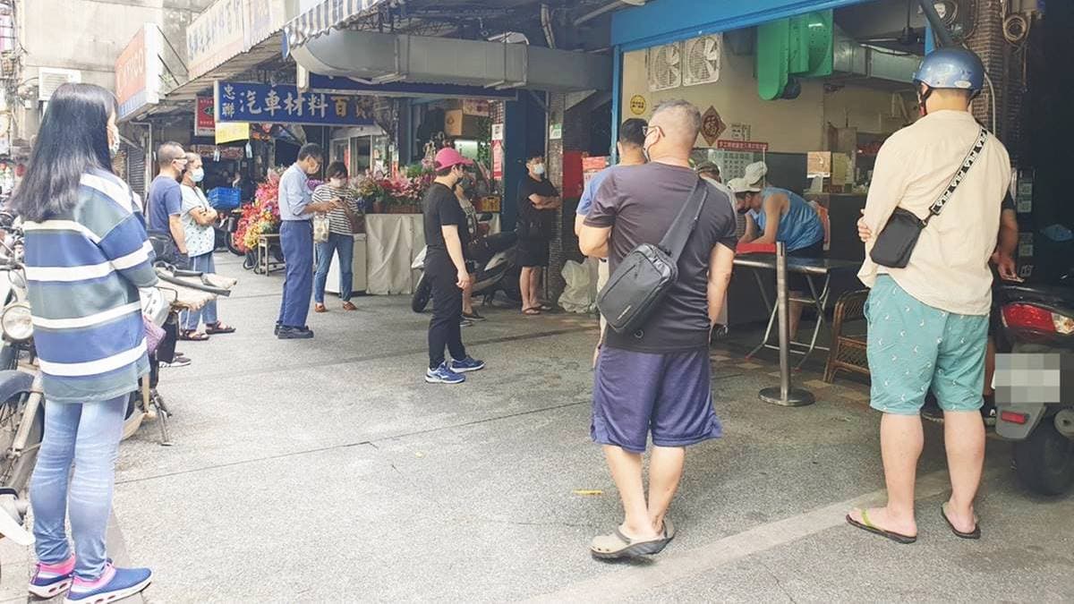 「阿春媽媽涼麵店」從一早開門生意就相當好，想吃得先排１小時。（圖片來源：米寶麻幸福滿載）