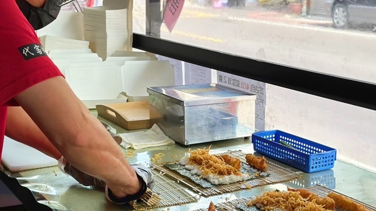 老闆正卯足全力包著壽司。（圖片來源：熱血玩台南。跳躍新世界）