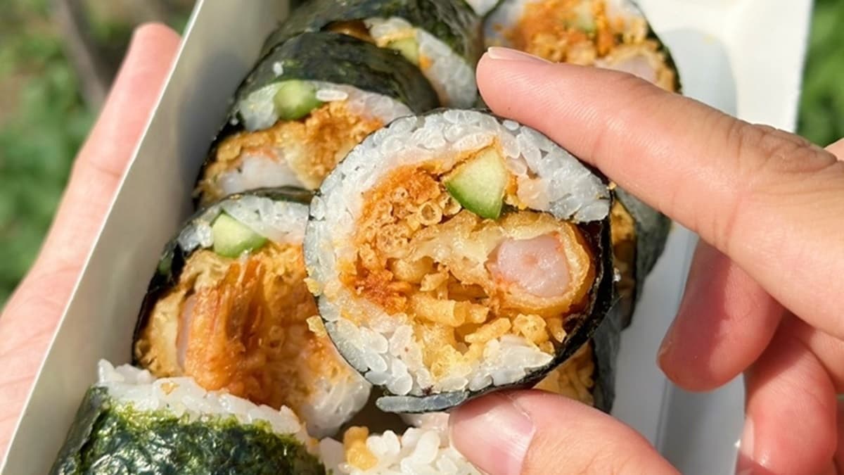炸到酥香不油膩的「炸蝦壽司」，好吃到讓人一口接一口。（圖片來源：熱血玩台南。跳躍新世界）