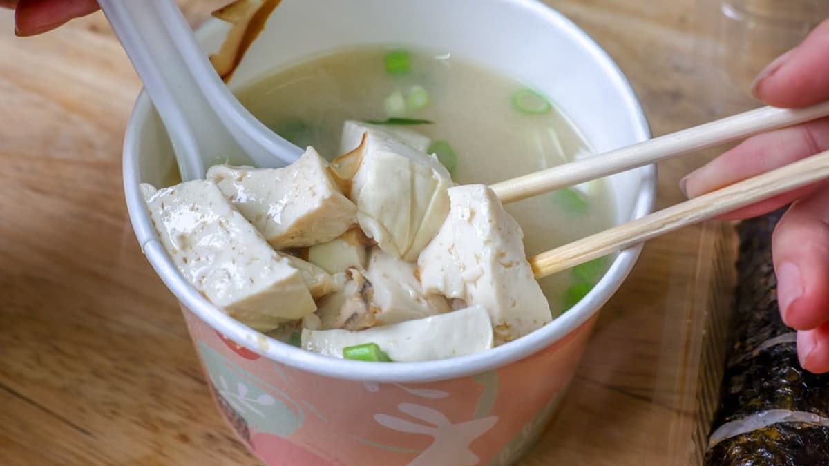 味噌湯的味道還不錯。（圖片來源：陳小可的吃喝玩樂）
