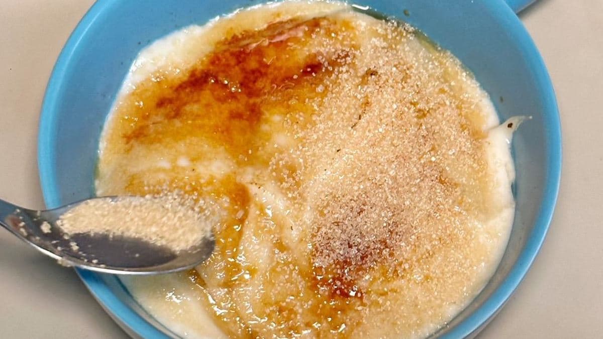 「烤豆花」先撒上紅糖再大火炙燒，焦糖香氣真的好誘人！（圖片來源：阿華田的美食日記）