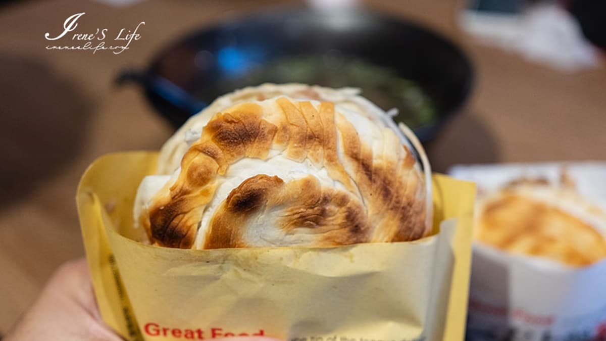 潼關地區的肉夾饃外饃帶有層次狀，紋路清晰，外觀為焦黃狀。（圖片來源：IRENE'S 食旅．時旅）