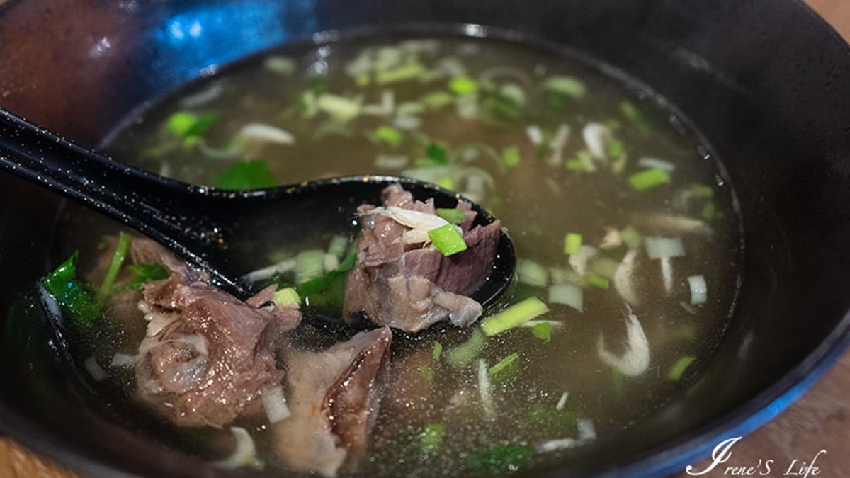 水盆羊肉湯底清甜，羊肉也軟嫩到不用力咬就能散開。（圖片來源：IRENE'S 食旅．時旅）