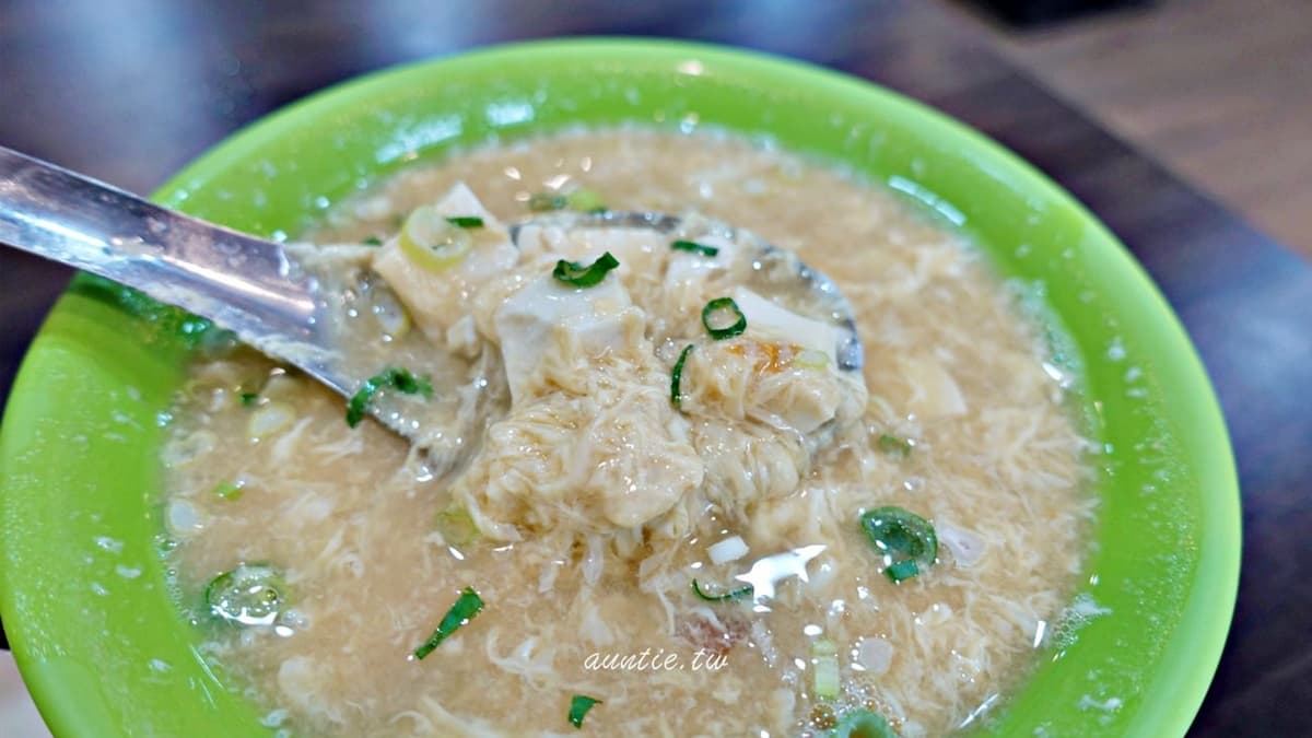 「味噌湯加蛋」帶著柴魚湯頭的香氣，整體味道濃郁，蛋花很多。（圖片來源：水晶安蹄 不務正業過生活）