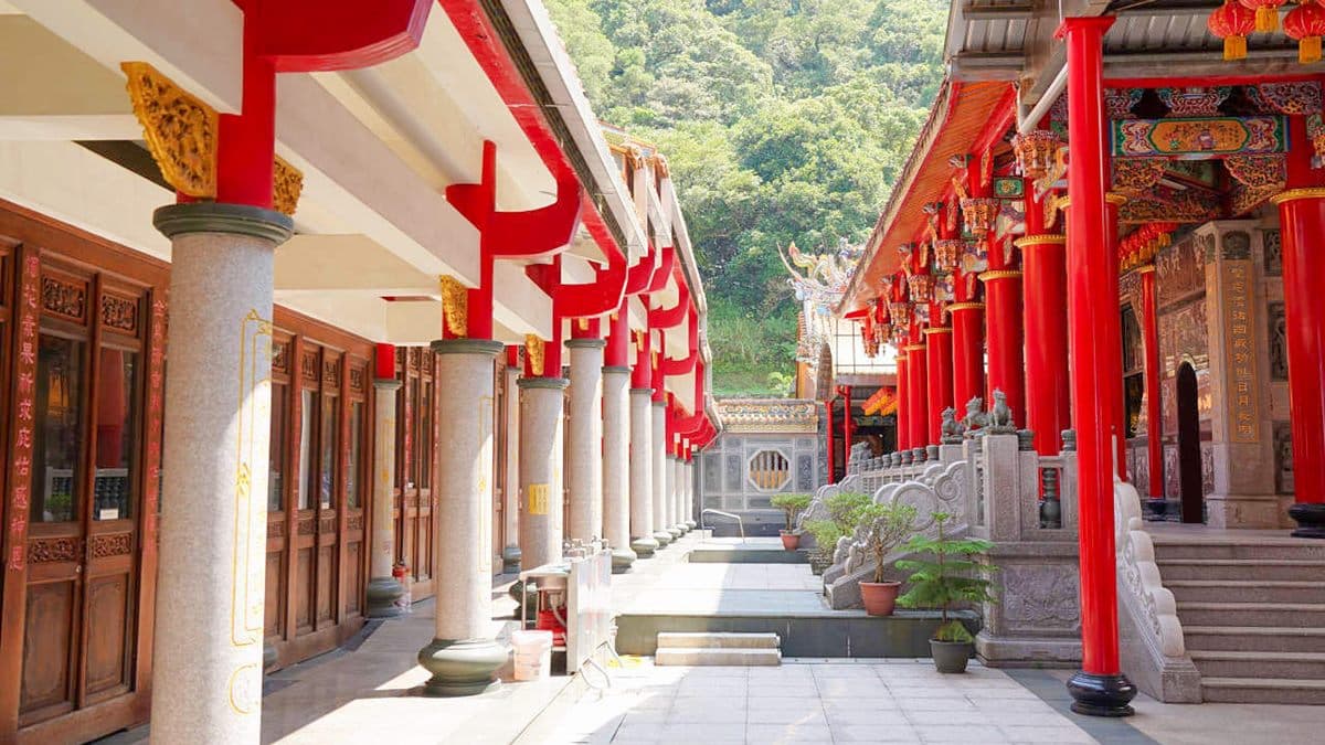 朱紅柱子與華麗梁柱，打造出宮廷風走廊。（圖片來源：依娃旅行小確幸）