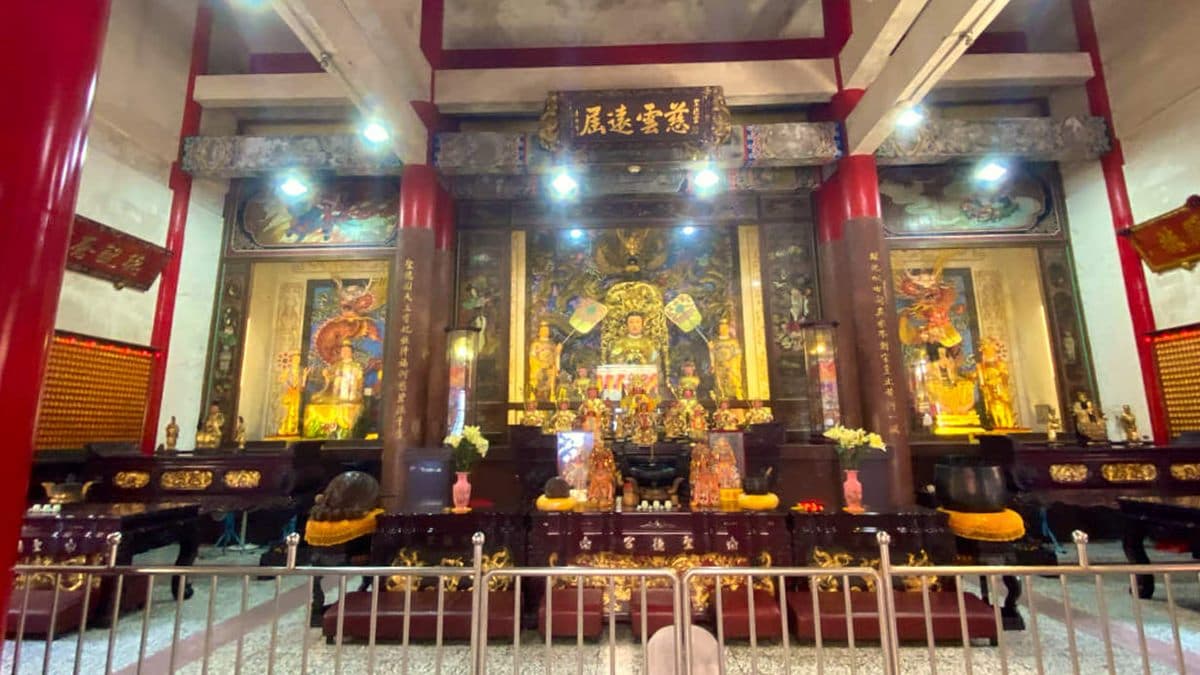 殿內有主奉天上聖母、無極瑤池金母等眾神明。（圖片來源：依娃旅行小確幸）