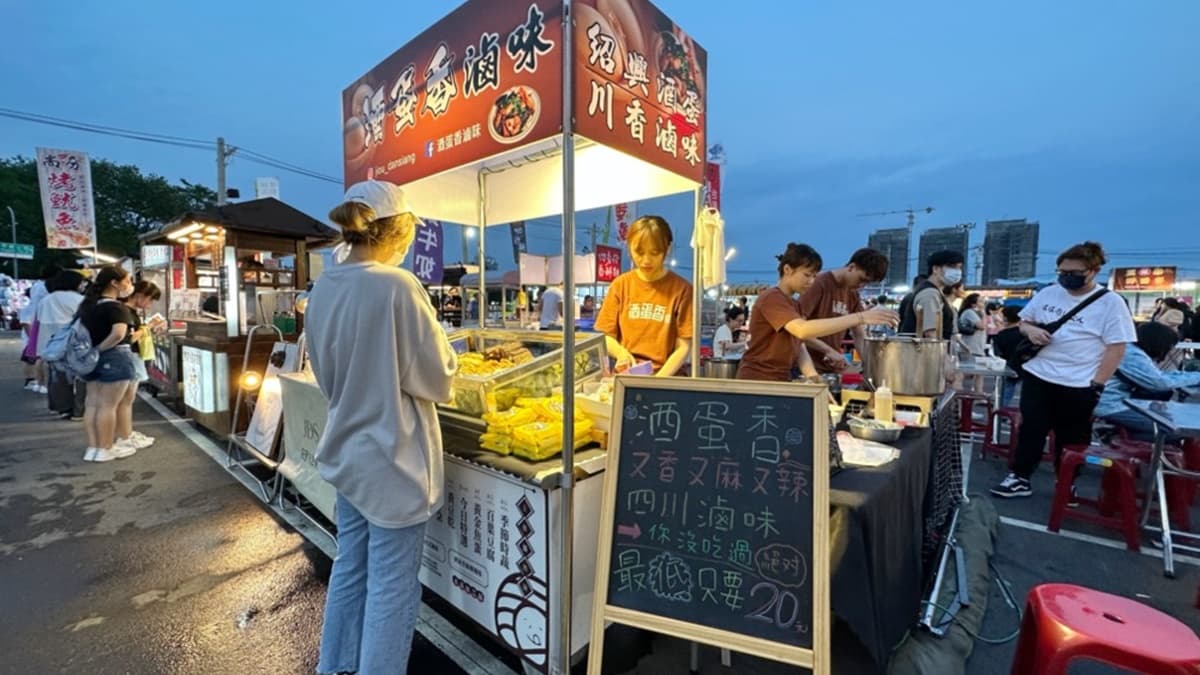 「酒蛋香滷味」每週四、六、日固定在大益夜市擺攤。（圖片來源：愛麗絲的美食日記）