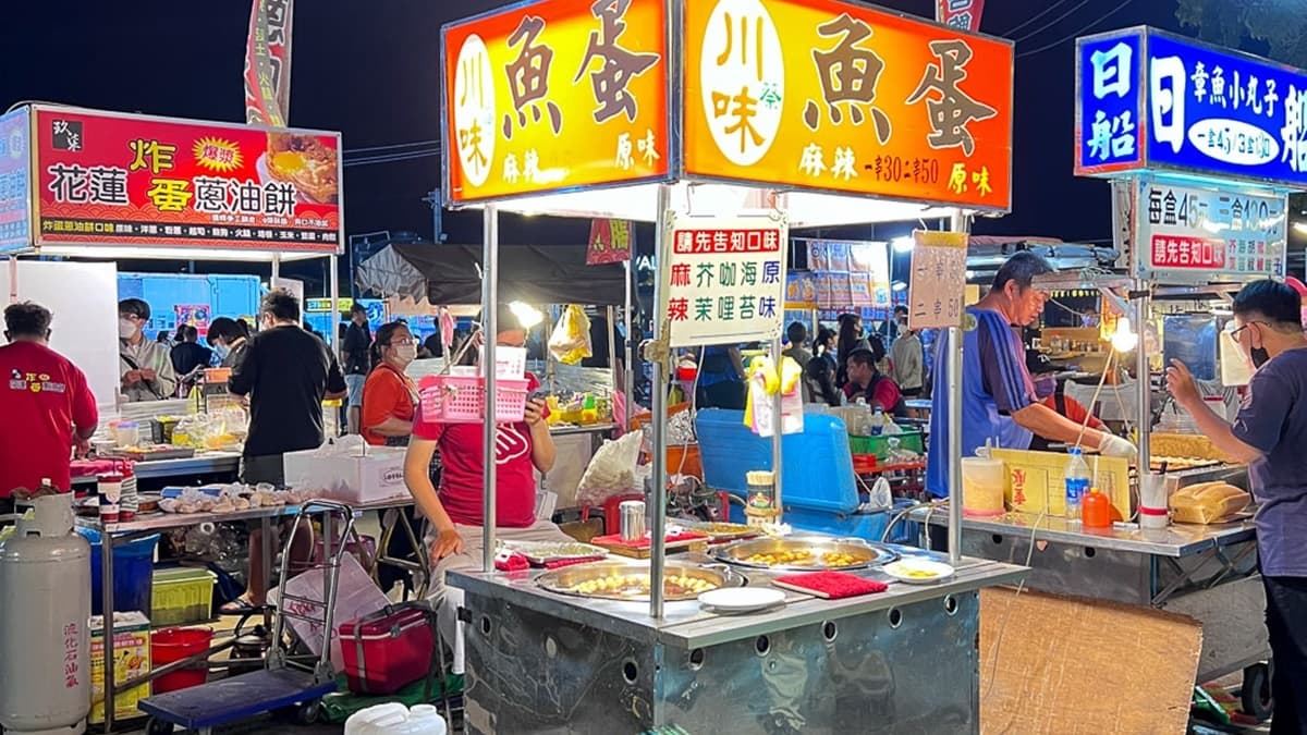「川味蔡魚蛋」是位在大益夜市內的攤販。（圖片來源：口袋吃吃五十咩）