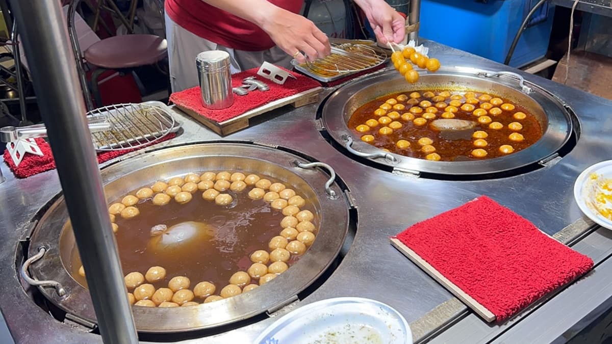 魚蛋有原味及麻辣２種口味可以選。（圖片來源：口袋吃吃五十咩）