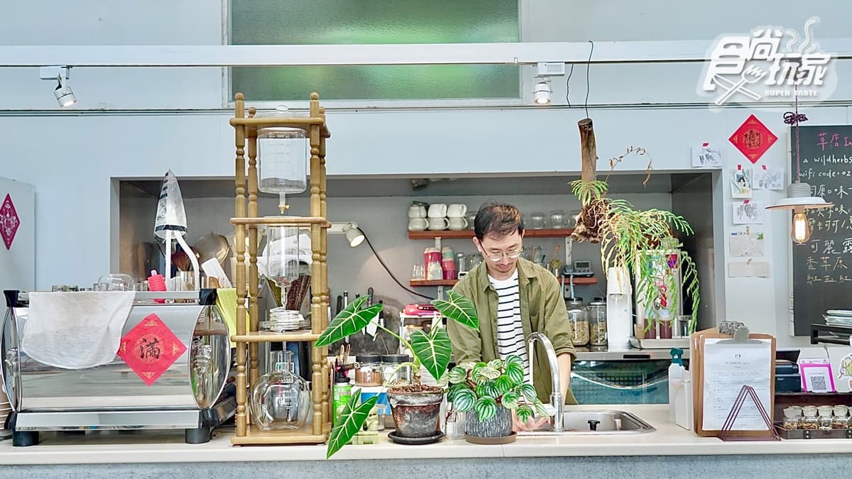 山中的藥草美術館！九份隱藏咖啡廳「野事草店」，森林系雞蛋糕配山海美景