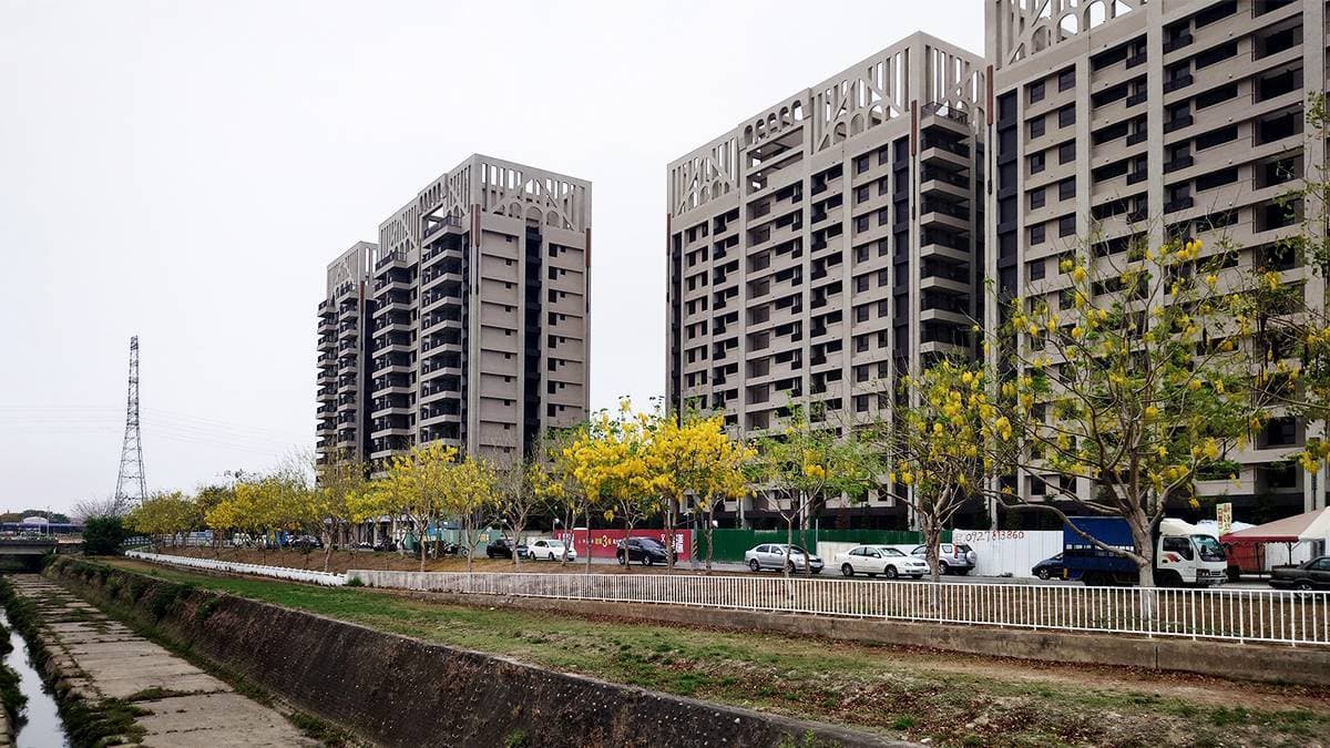 「楠梓溪阿勃勒」位於楠梓區惠義街上，楠梓溪堤岸旁。（圖片來源：阿捷的打飯班）