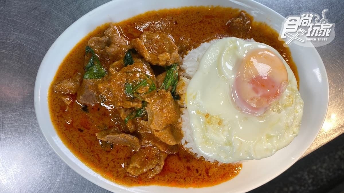 「紅咖哩豬肉飯」屬於乾式咖哩，醬汁很濃郁。