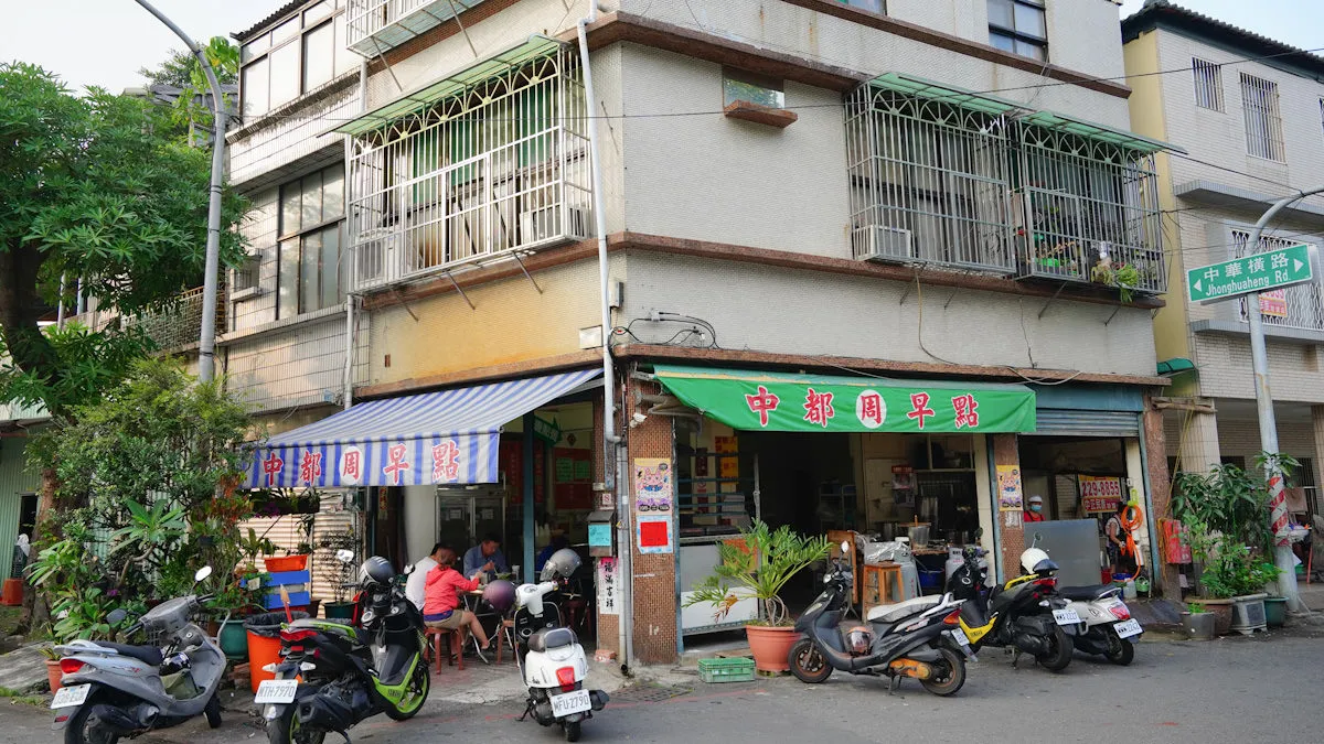 「中都周早點」是很多上班族、在地客都會來買的早餐店。（圖片來源：貪吃鬼熊熊）
