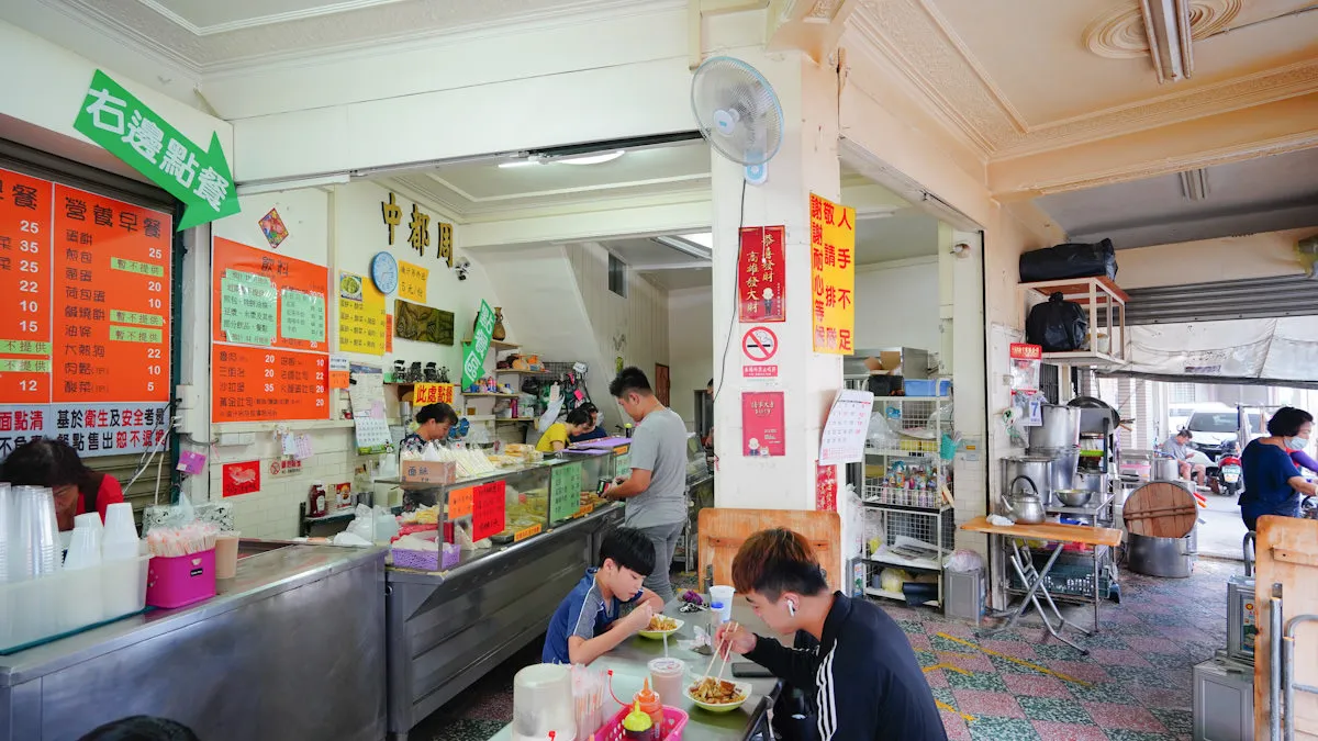 除了店內空間可以內用之外，人行道上也有擺放桌椅。（圖片來源：貪吃鬼熊熊）