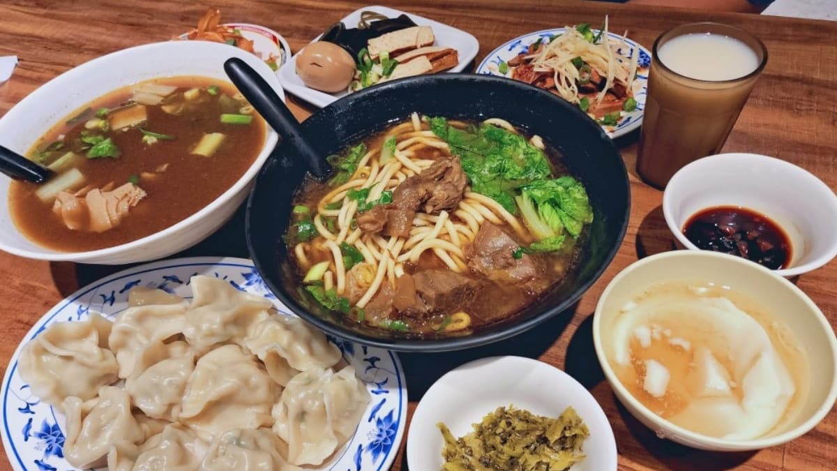 「呷霸牛肉麵」主打加麵、加湯通通免費，還有豆花、豆漿、飲品暢飲。（圖片來源：Yuki's Life）