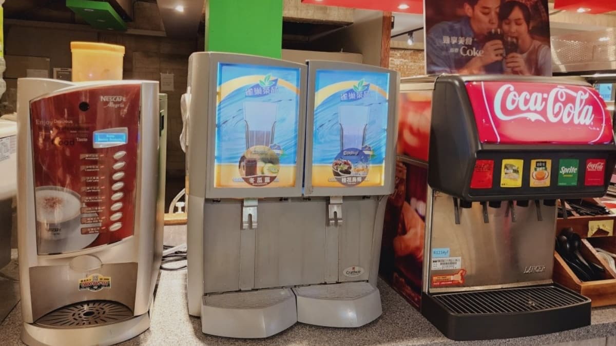 冷飲自助吧包含汽水、咖啡、奶茶、古早味豆漿等，選擇很多。（圖片來源：Yuki's Life）