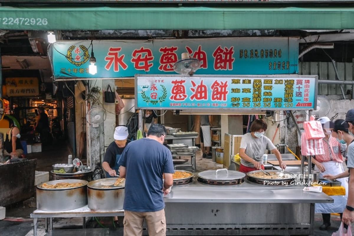 通通35元超佛心！永和「市場蔥油餅老攤」永遠在排隊，必點爆汁黃金餡餅