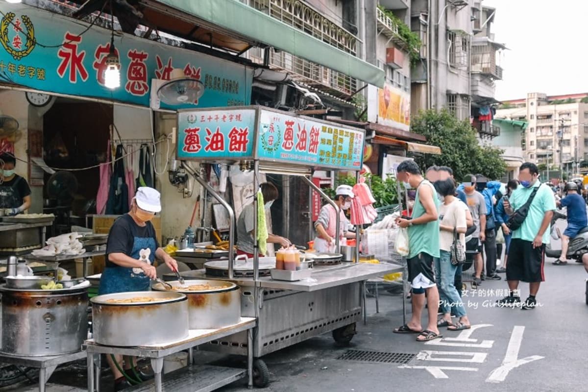 通通35元超佛心！永和「市場蔥油餅老攤」永遠在排隊，必點爆汁黃金餡餅