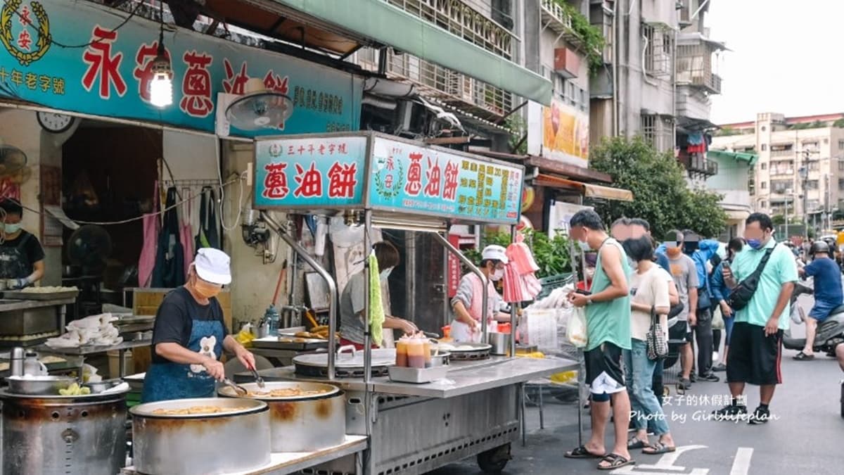 店家才剛開攤就已經排起了超長隊伍，生意有夠好！（圖片來源：女子的休假計劃）