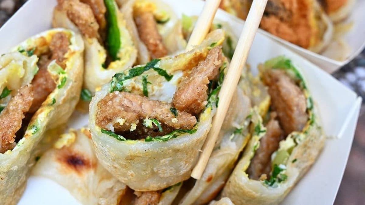 「招牌肉蛋蛋餅」夾入手打炸豬排，香酥脆口，肉質不乾柴。（圖片來源：糖糖‘s享食生活）