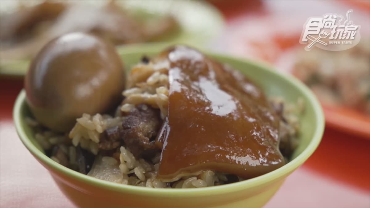 「豬皮高麗菜飯」炭香味濃郁，豬皮的膠質也很足，非常Q軟。