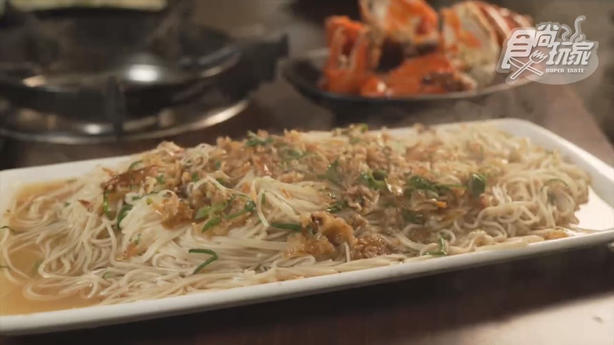 「鴨油麵線」透過鴨油爆炒的油蔥，吃起來特別香。