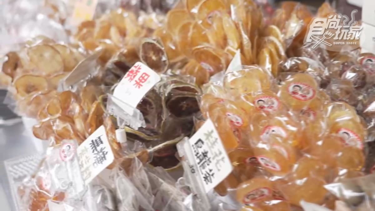 店家有販售當季水果製成的棒棒糖供顧客選購。
