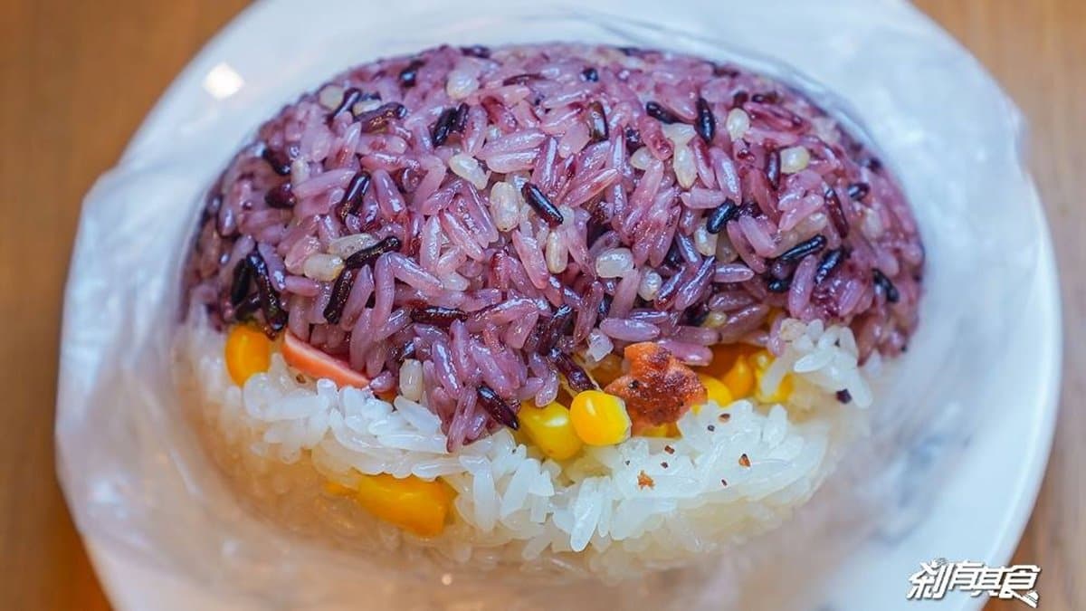 飯糰有黑米、白米、胚芽米３種米，也可以做其中２種混搭。（圖片來源：剎有其食）