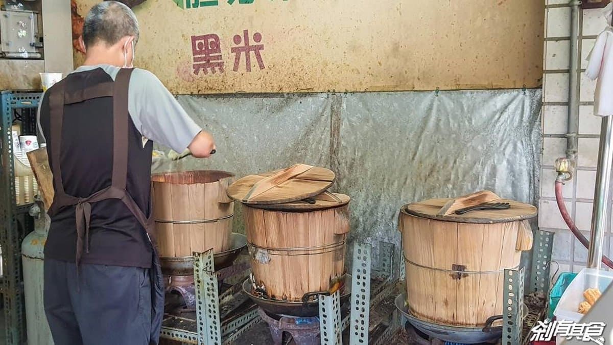 後面看到有３個木桶，分別裝了３種米。（圖片來源：剎有其食）