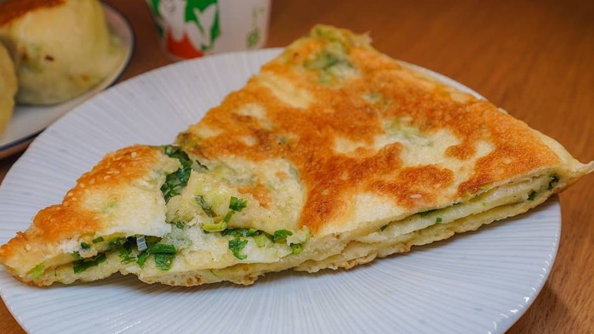 「蔥大餅」很大１片，口感還不錯算是滿Q彈的。（圖片來源：剎有其食）