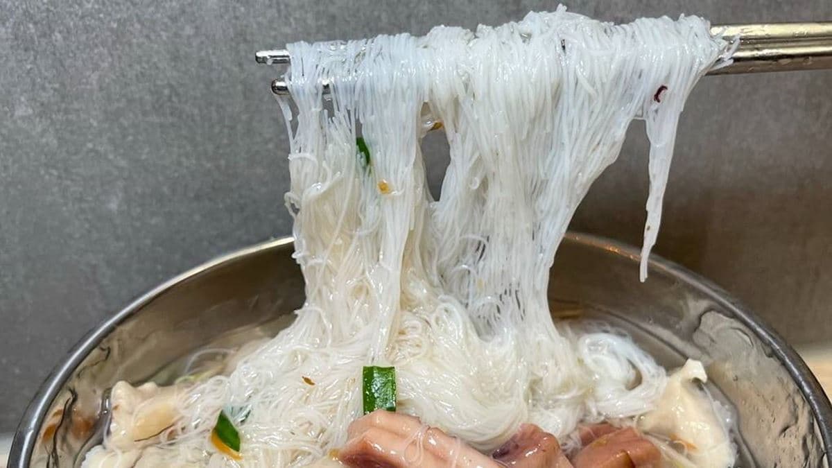 新竹米粉順滑口感吸附著甜美湯頭，會讓人忍不住一口接一口吃。（圖片來源：跟著踢小米吃喝玩樂趣）