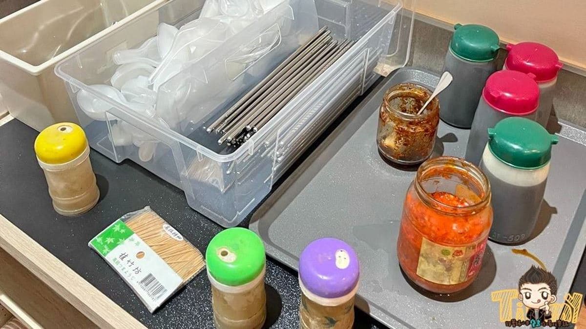 在廚房出口旁的角落有醬料及餐具，敢吃辣的一定要加生辣椒。（圖片來源：跟著踢小米吃喝玩樂趣）