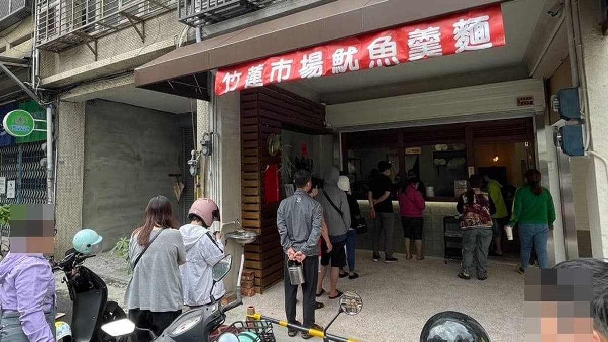 許多新竹人從小就愛吃的「竹蓮市場 魷魚羹麵」最近搬到東南街試營運。（圖片來源：跟著踢小米吃喝玩樂趣）