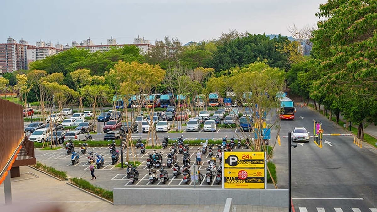 步道兩端皆有附設停車場。（圖片來源：虎麗笑嗨嗨）