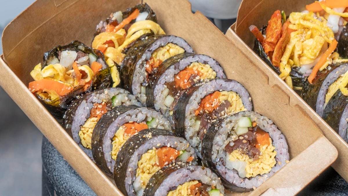 招牌飯捲以牛肉加上店家特製醬料，再搭配蔬菜，清爽度倍增。（圖片來源：算命的說我很愛吃）