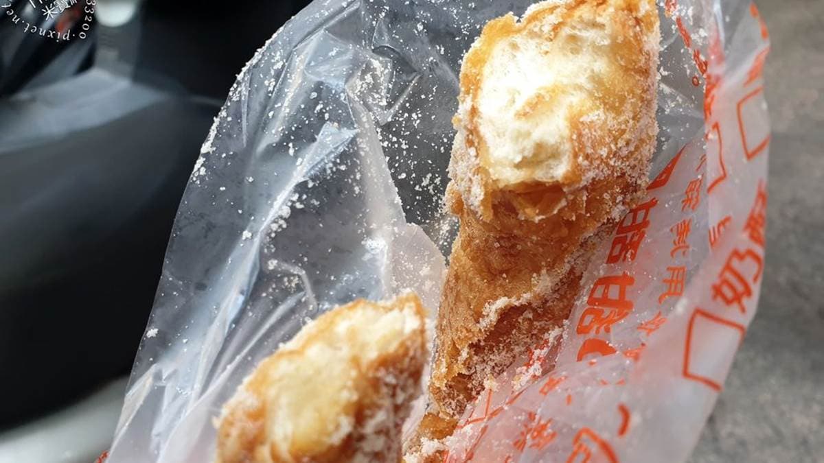 甜甜圈沾滿糖粉，吃起來非常滿足。（圖片來源：米寶麻幸福滿載）