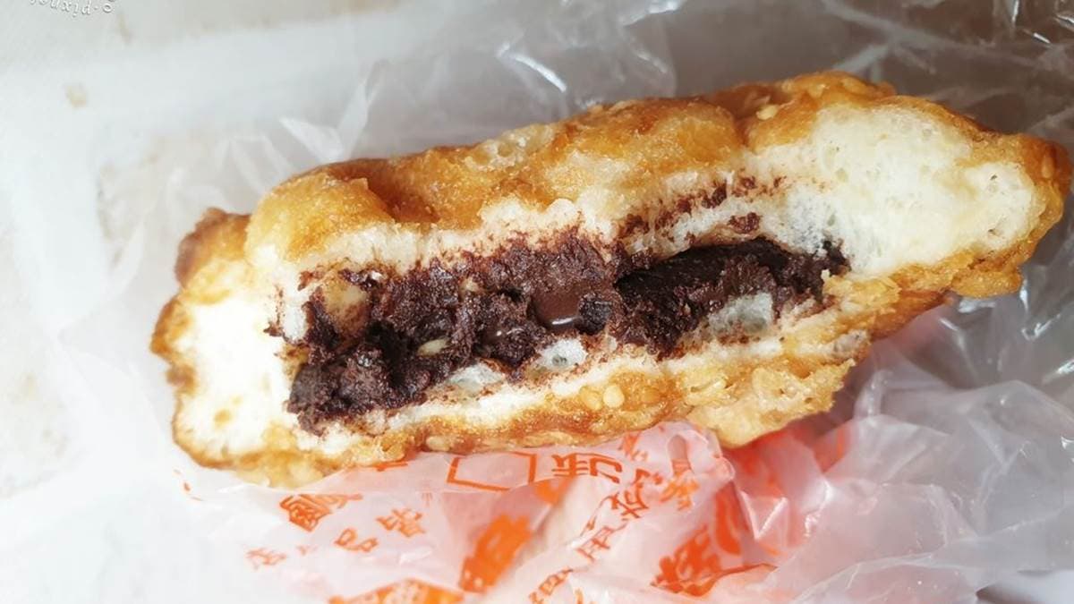 除了原味口味，店家還有推出巧克力口味的包餡甜甜圈。（圖片來源：米寶麻幸福滿載）