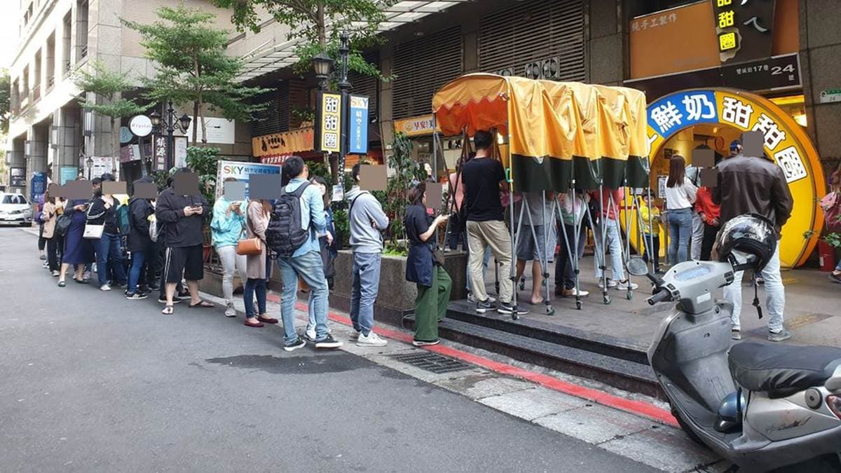 店家外面經常聚集排隊購買的人潮。（圖片來源：米寶麻幸福滿載）