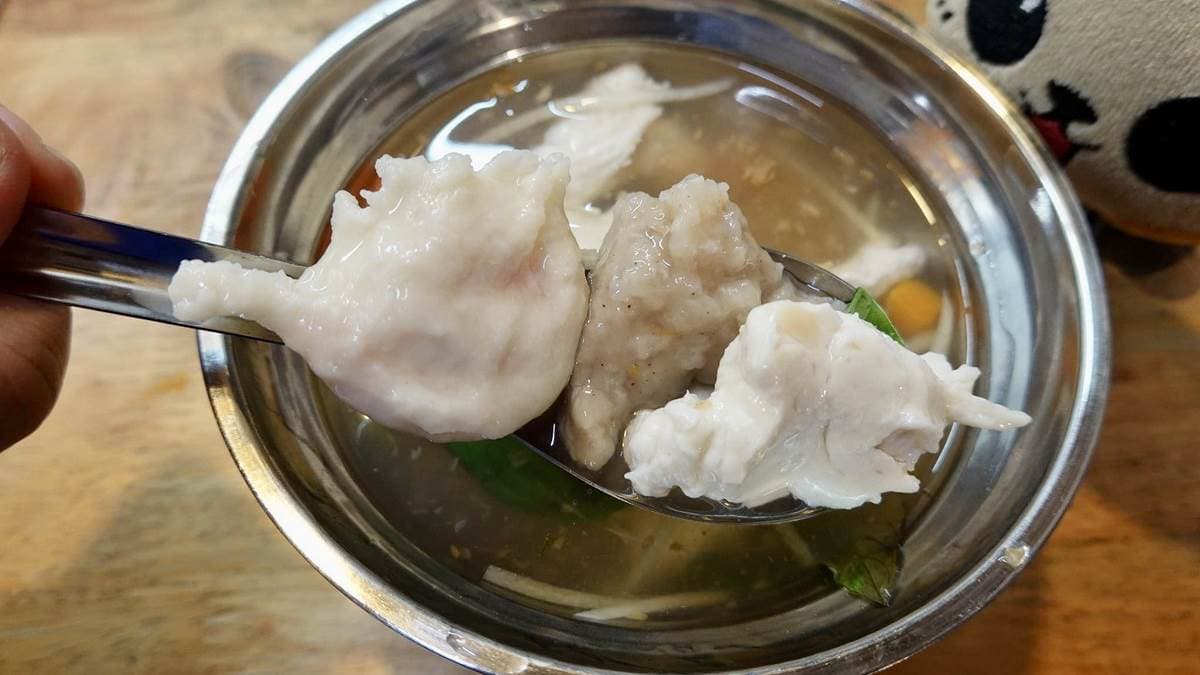 「綜合羹」內有肉羹、花枝羹、蝦仁羹，是古早味小吃的經典代表之一。（圖片來源：貓大爺部落格）