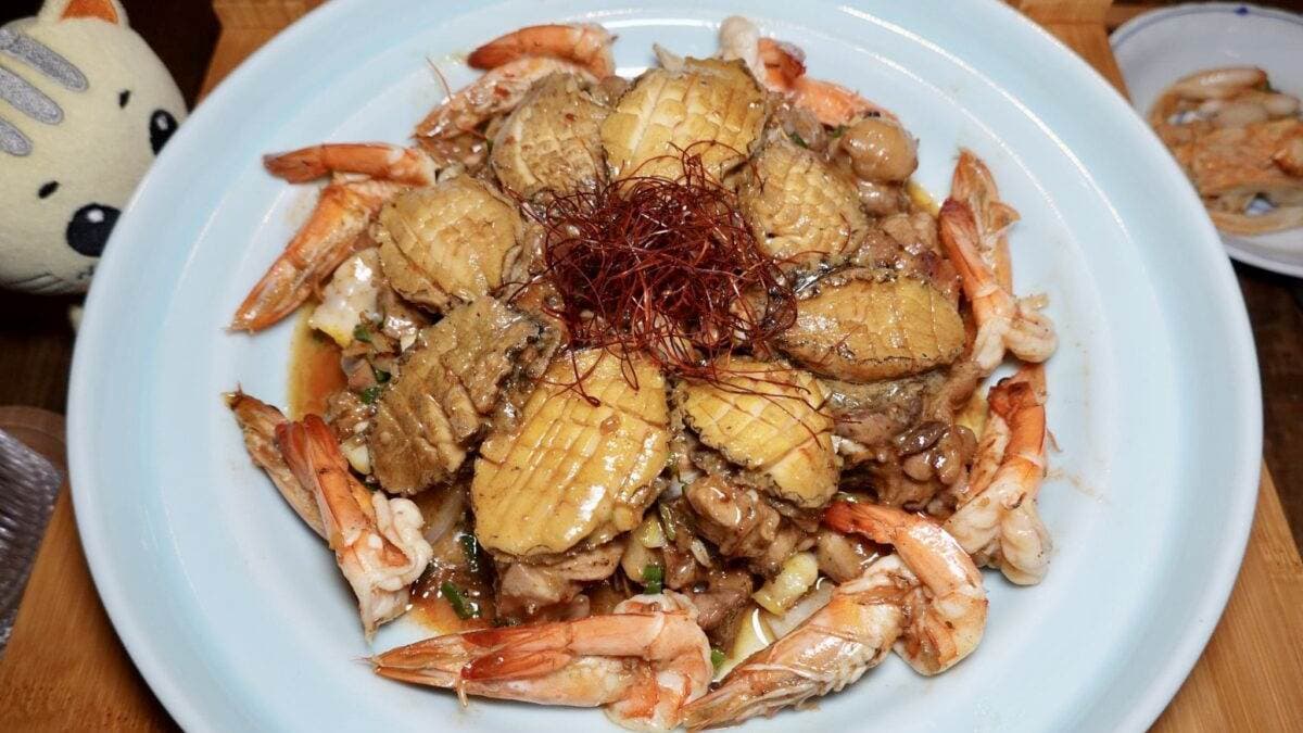 「山珍海味鮑魚雞」有大顆鮑魚、雞肉、蝦子等食材，氣勢十足，醬汁也很入味。（圖片來源：貓大爺部落格）