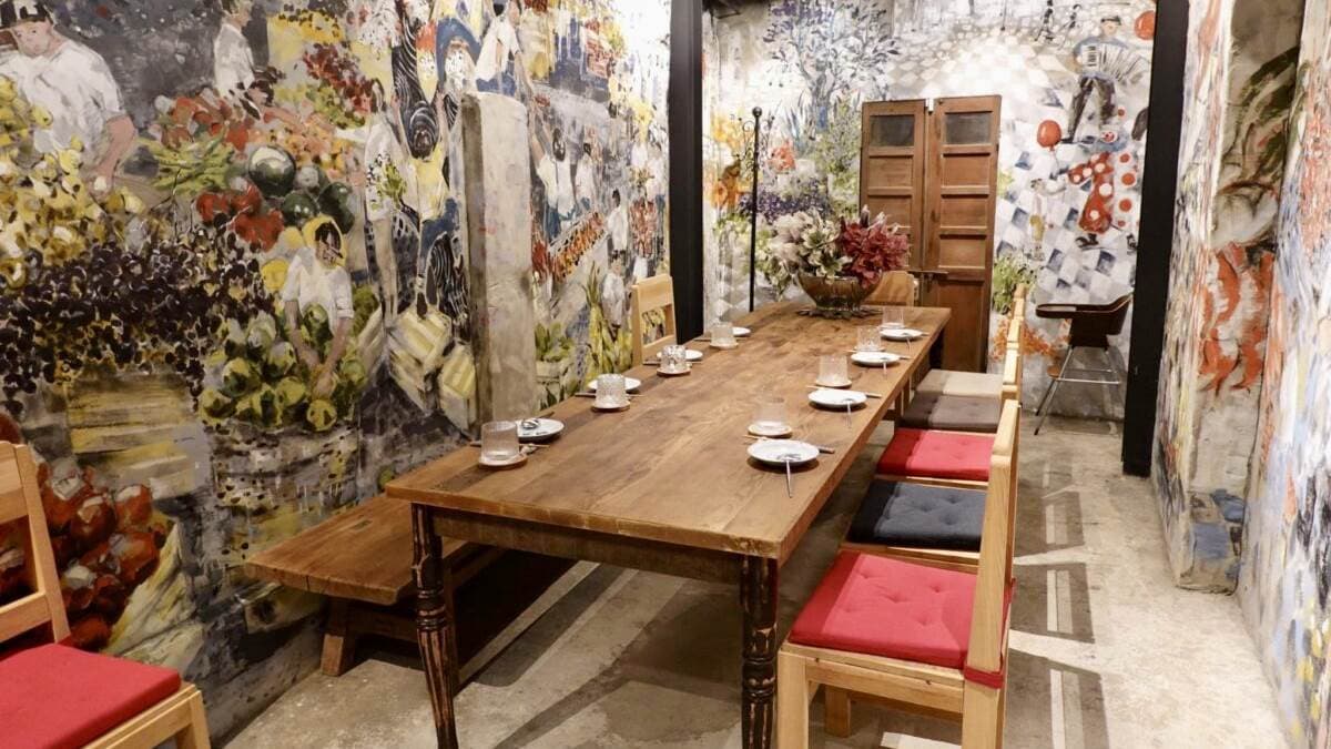 用餐環境以懷舊復古風格為主，配上藝術家創作的壁畫，讓人有出世脫俗的感覺。（圖片來源：貓大爺部落格）