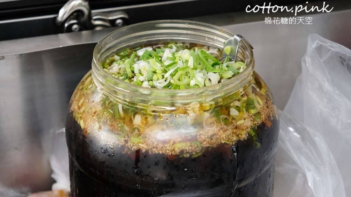 豆干厲害的靈魂關鍵就是獨家醬料，底部還有滿滿的蒜泥增加風味。（圖片來源：棉花糖的天空）
