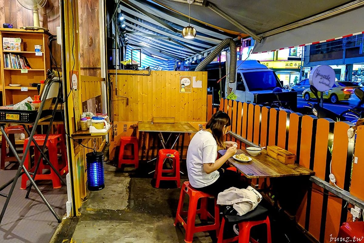 飄香台中30年！在地人最愛「臭豆腐３吃」隱身貨櫃屋，搭泡菜、酥炸都唰嘴
