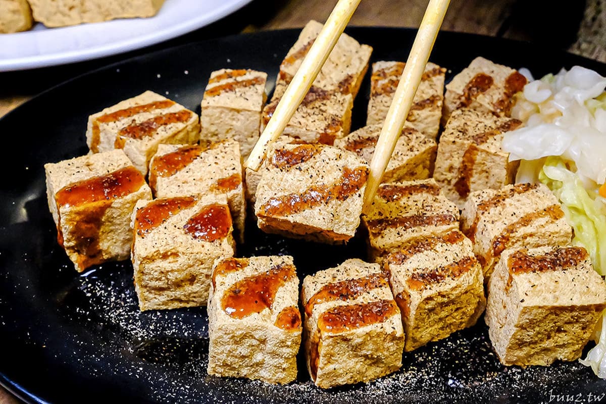 飄香台中30年！在地人最愛「臭豆腐３吃」隱身貨櫃屋，搭泡菜、酥炸都唰嘴