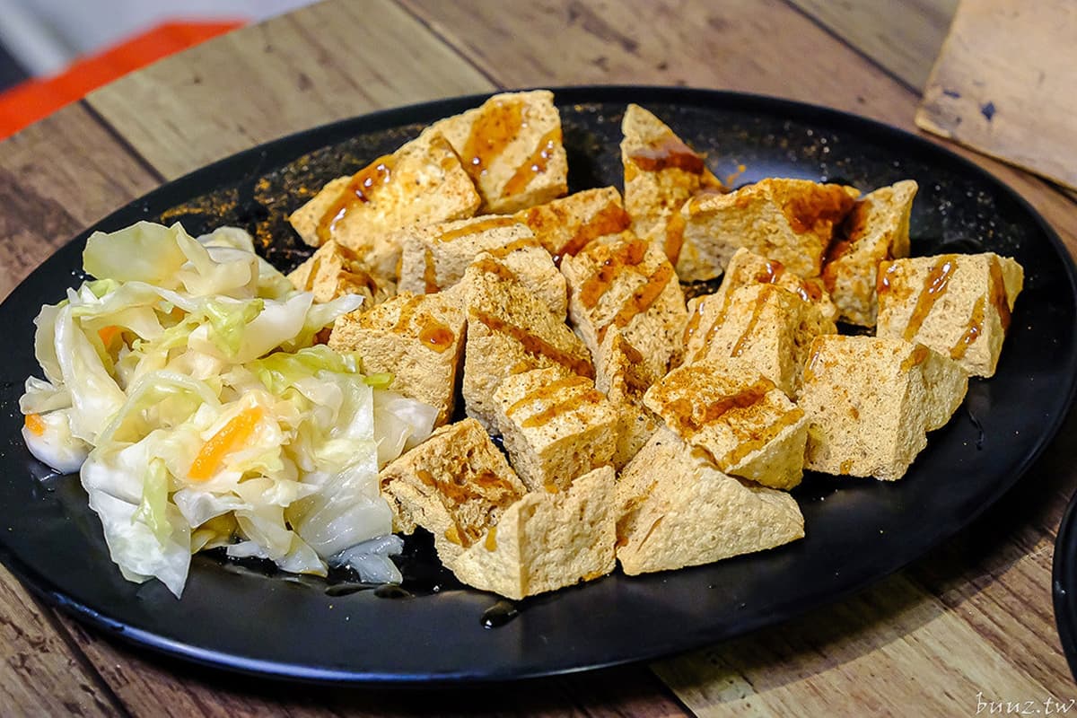 飄香台中30年！在地人最愛「臭豆腐３吃」隱身貨櫃屋，搭泡菜、酥炸都唰嘴