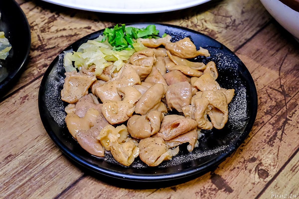 飄香台中30年！在地人最愛「臭豆腐３吃」隱身貨櫃屋，搭泡菜、酥炸都唰嘴