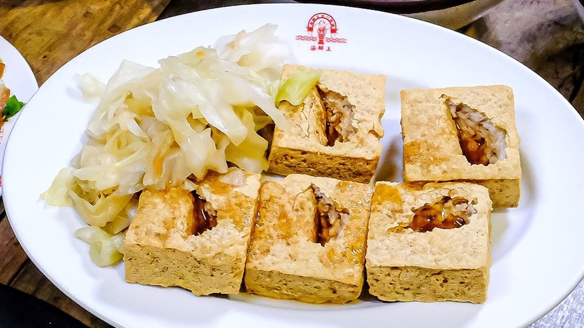 「招牌臭豆腐」外酥內嫩，還淋上蒜香糖醋醬襯托豆香，相當唰嘴好吃。（圖片來源：霸子。食樂拼圖）